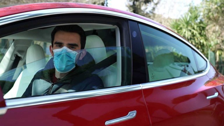 Mascarilla en el coche: ¿hay que usarla? ¿Dónde guardarla?