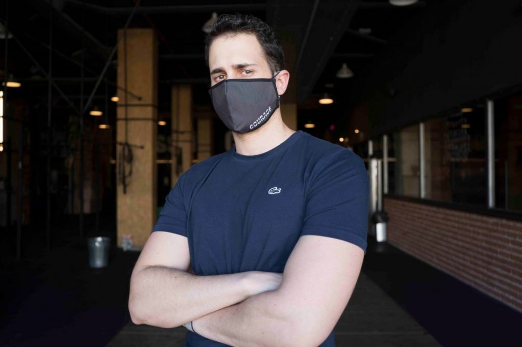 Siete fallos que aún cometes con tu mascarilla y te expone al Covid