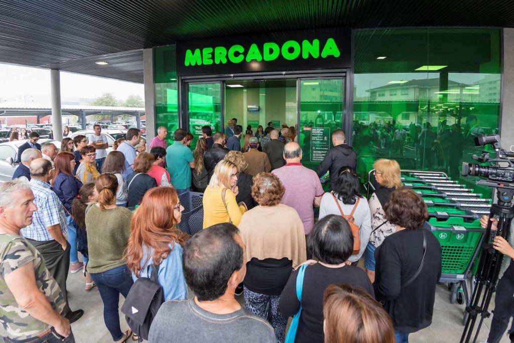 Alcampo desbanca a Mercadona los supermercados más baratos según la OCU en España