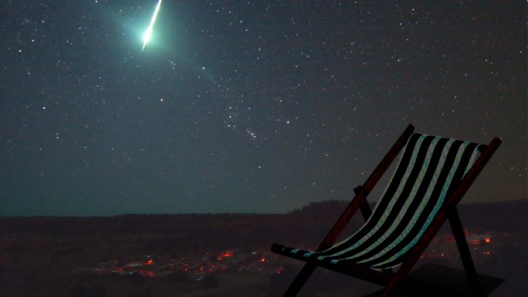 El meteorito cruzó el cielo gallego y provocó una estela de luz verde