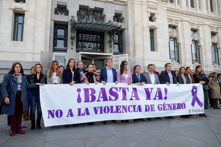 Todos los grupos salvo Vox acuden al minuto de silencio por la mujer asesinada en Torrejón