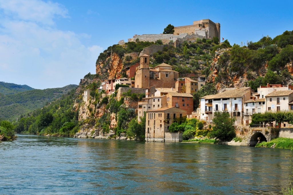 Estos son los 10 pueblos más bonitos y llenos de encanto de España 217 Miravet, en Tarragona, es sin duda uno de los pueblos más bonitos de España