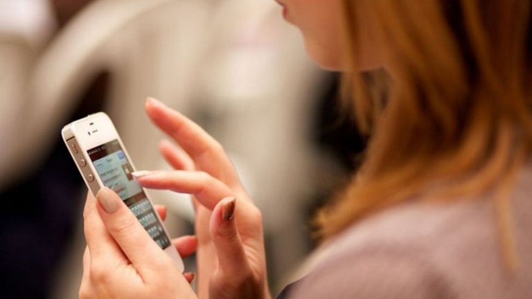 Crece la dependencia al móvil: los jóvenes renunciarían al alcohol y al chocolate