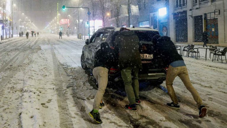 La nieve despierta la solidaridad: traslados en 4x4, vecinos con pico y pala