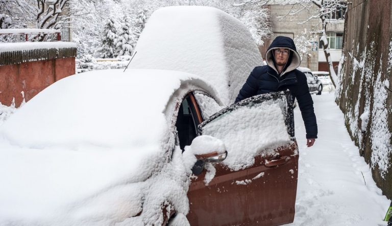 Por qué deberías quitar la nieve de tu coche antes de que sea demasiado tarde