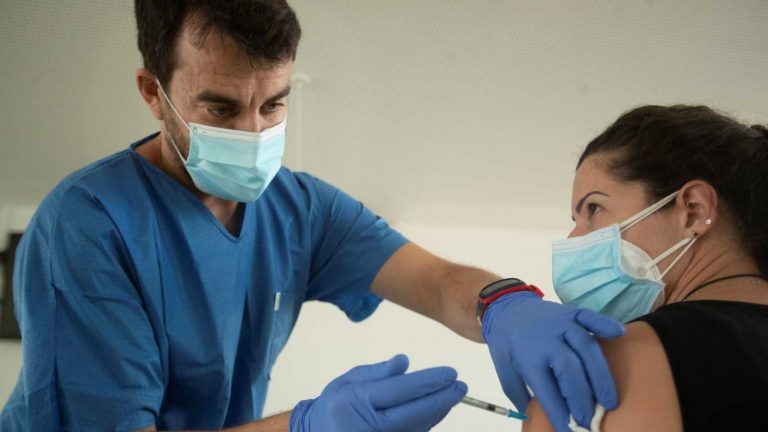 Vox vaticina que en verano la vacunación no llegará al 5% de la población