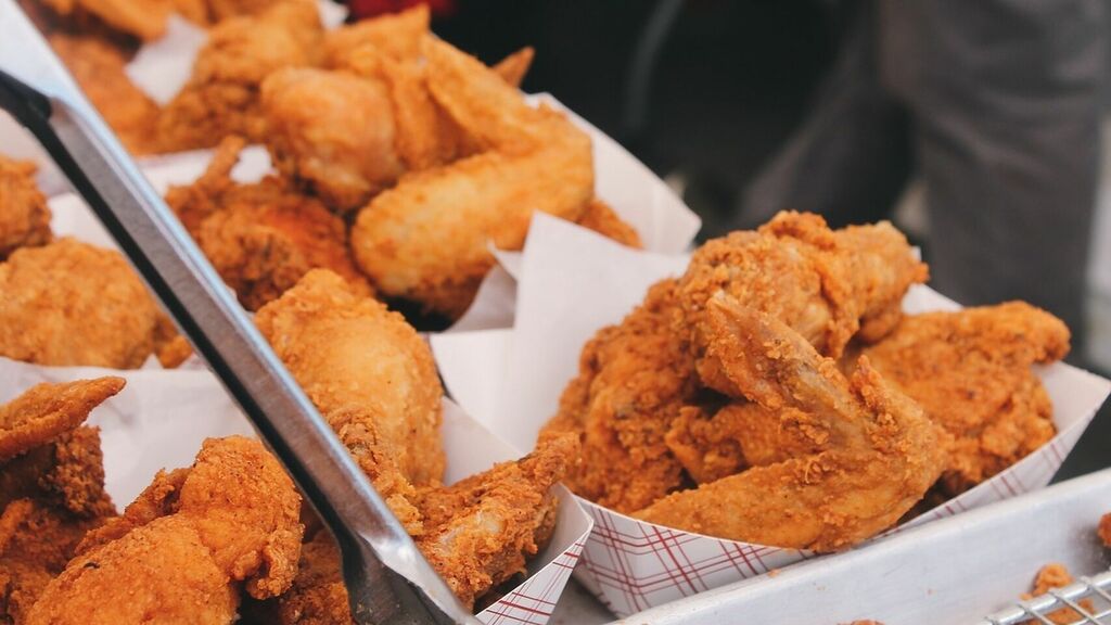 Deberíamos evitar, todo lo que podamos, los platos muy grasos o fritos.