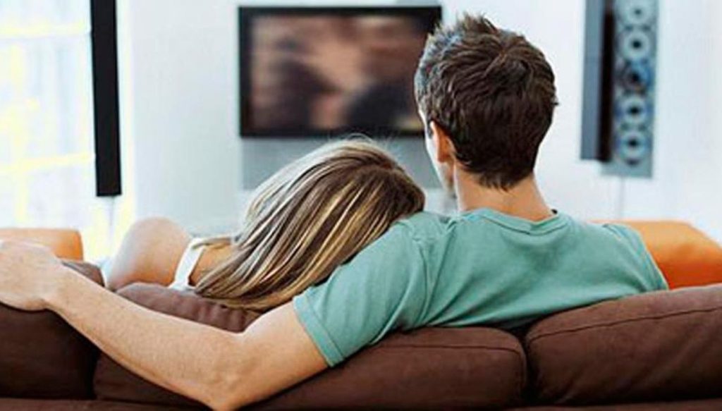 Ver porno juntos puede ser uno de esos propósitos sexuales que llevabas tiempo queriendo hacer.