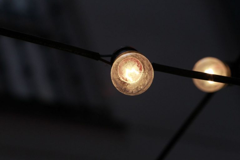 El precio de la luz baja, pero la factura sigue un 30% más cara que el año pasado