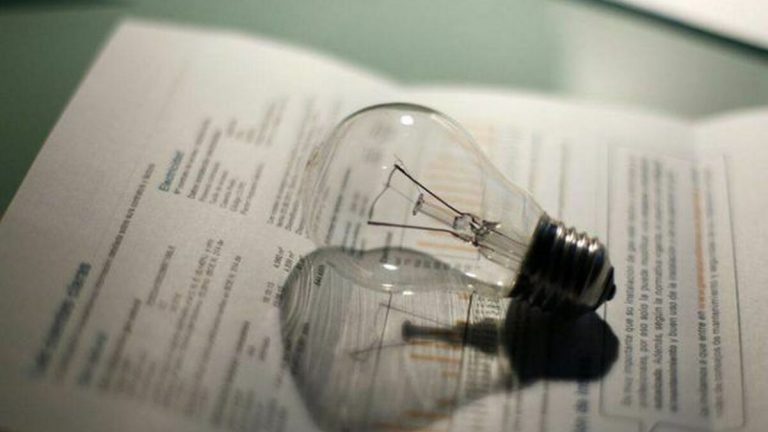 El precio de la luz bajará un 10% este viernes, hasta los 78,42 euros por MWh