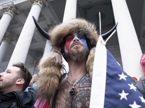 Twitter cancela 70.000 perfiles que difundían teorías de la conspiración tras el asalto al Capitolio Twitter cancela 70.000 perfiles que difundían teorías de la conspiración tras el asalto al Capitolio