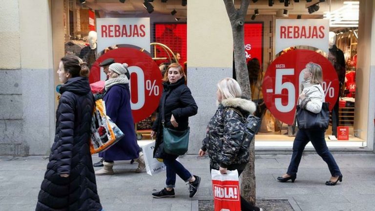 OCU: La ley obliga a los vendedores a cambiar o devolver un producto aún en rebajas