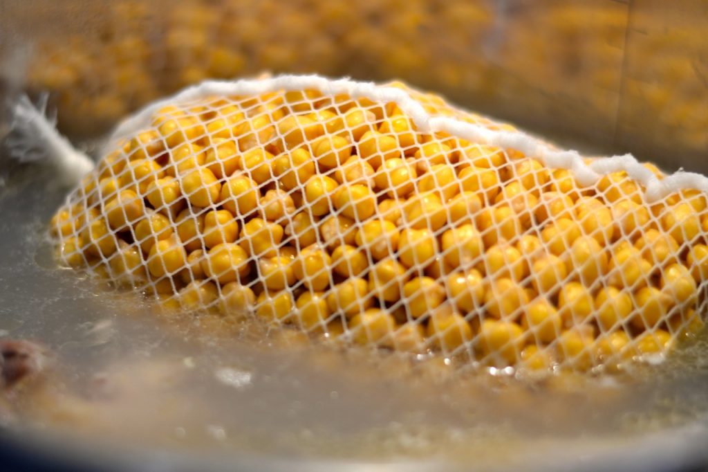 Has de meter los garbanzos en una red para luego facilitar su extracción.