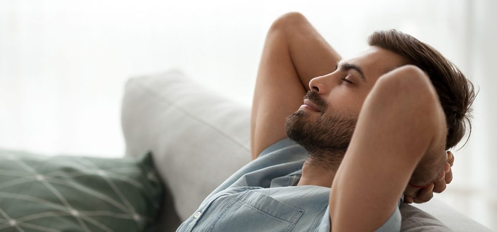 Respirar bien es clave no solo para el frío, también para dormir bien. Por eso Wim Hof defiende tanto una buena respiración.