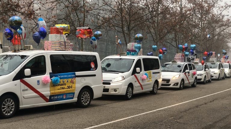 Los Reyes Magos llegan al Ayuntamiento de Madrid con una comitiva de 13 taxis