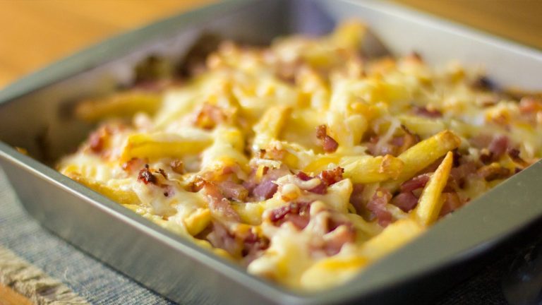Cómo hacer la salsa americana para unas patatas con bacon y queso