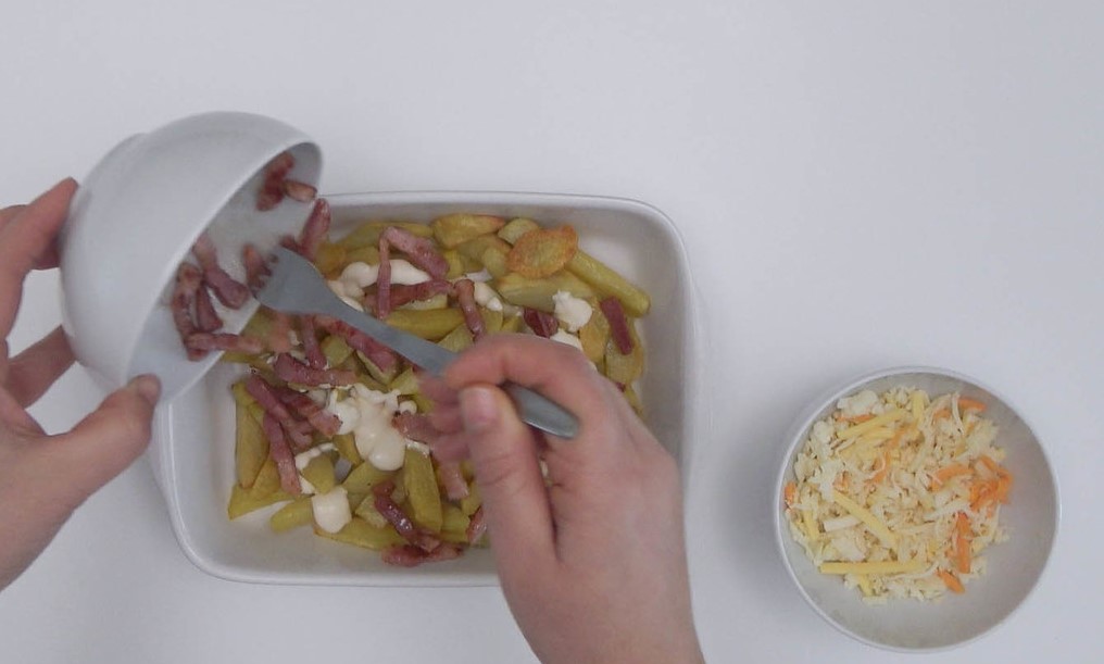 Cómo hacer la salsa americana para unas patatas con bacon y queso 3 Preparación de las patatas con bacon y queso