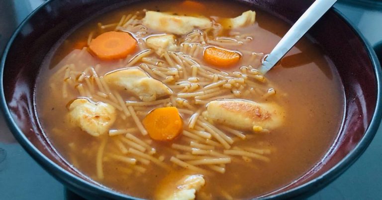 Cómo hacer una sopa de fideos con pollo para entrar en calor