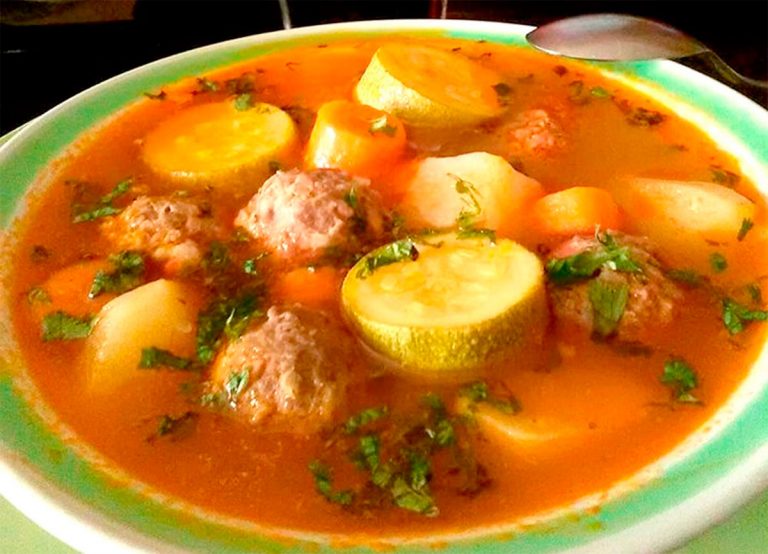 Cómo hacer una sopa de albóndigas deliciosa y nutritiva