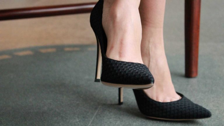 Cómo andar con tacones sin acabar quitándotelos a los 30 minutos