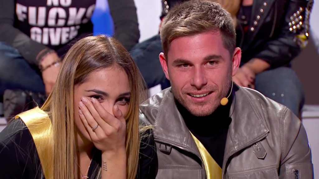 Sandra la podría liar aceptando el sobre rojo.