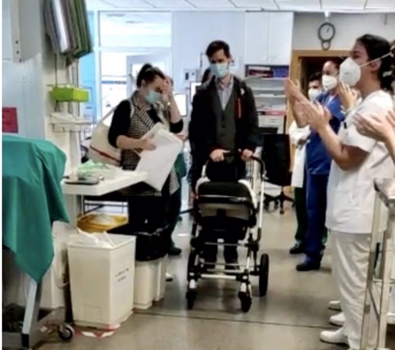 Sale de la UCI pediátrica un bebé tras 70 días de lucha contra el coronavirus