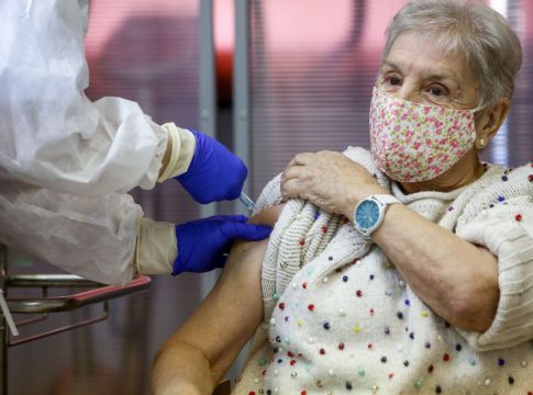 vacuna madrid Madrid limita salidas y visitas a residentes dos meses por la vacunación