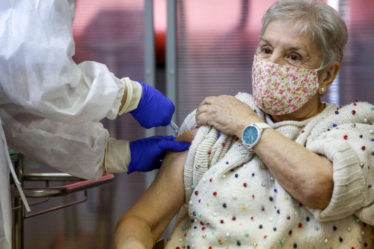 Madrid limita salidas y visitas a residentes dos meses por la vacunación