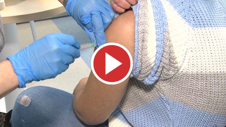 Así ha sido la vacunación de sanitarios en Madrid, Extremadura y Barcelona