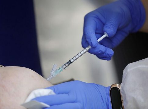 vacunar a dos ancianos incapacitados