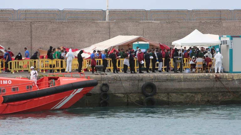 ONG denuncian la violación de DDHH en centros de internamiento de migrantes españoles