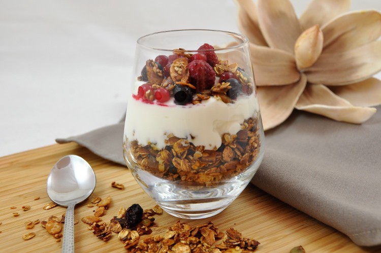 Preparación de la tarta de granola, yogur y frutos secos