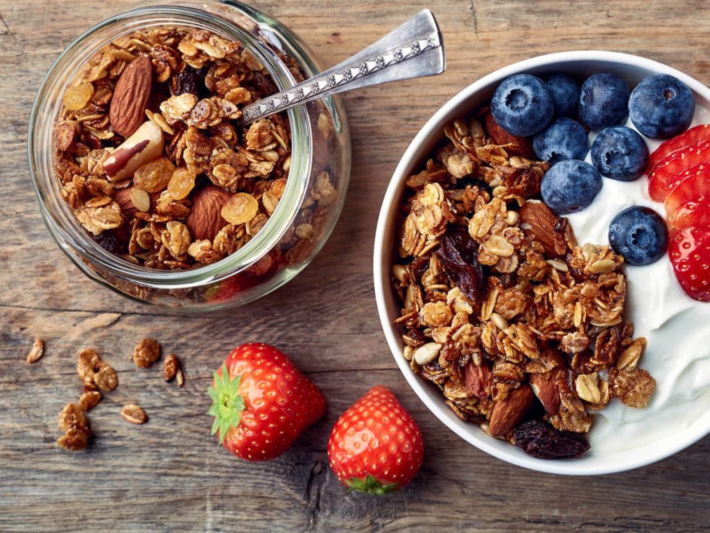 La granola, yogur y frutos secos la mejor opción