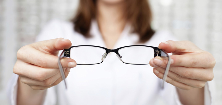 ¡Así no! Has estado toda la vida limpiando mal las gafas