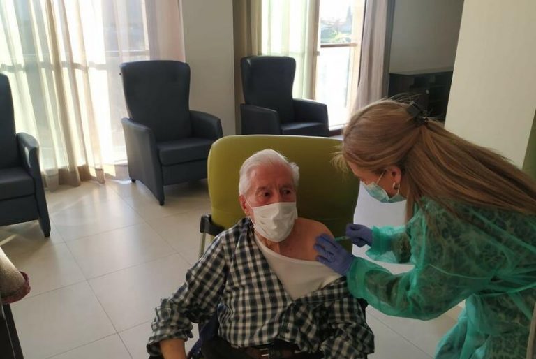 Andalucía estudia la vacunación masiva en estadios de los mayores de 80 años