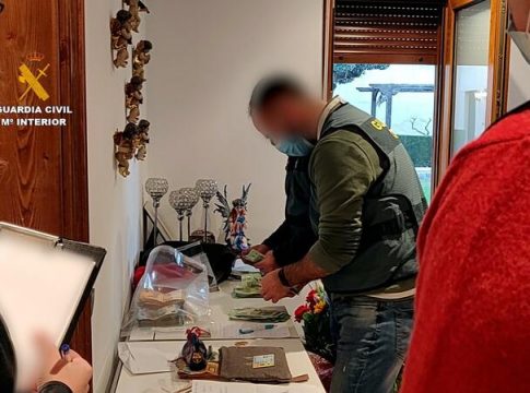 Detienen una banda de estafadores cuya líder se hacía pasar por heredera del emérito Detienen una banda de estafadores cuya líder se hacía pasar por heredera del emérito