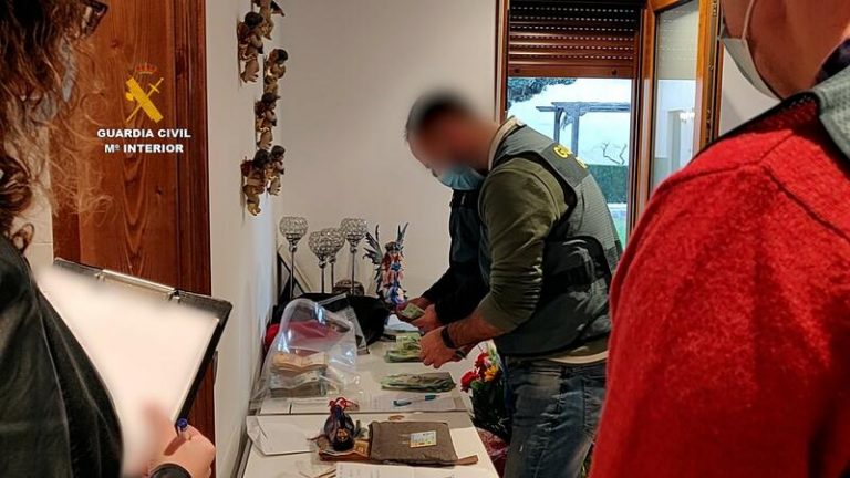 Detienen una banda de estafadores cuya líder se hacía pasar por heredera del Emérito