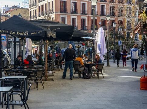 Madrid amplía a seis los comensales por mesa en terrazas, pero con mascarilla Madrid amplía a seis los comensales por mesa en terrazas, pero con mascarilla