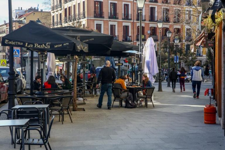 Madrid amplía a seis los comensales por mesa en terrazas, pero con mascarilla