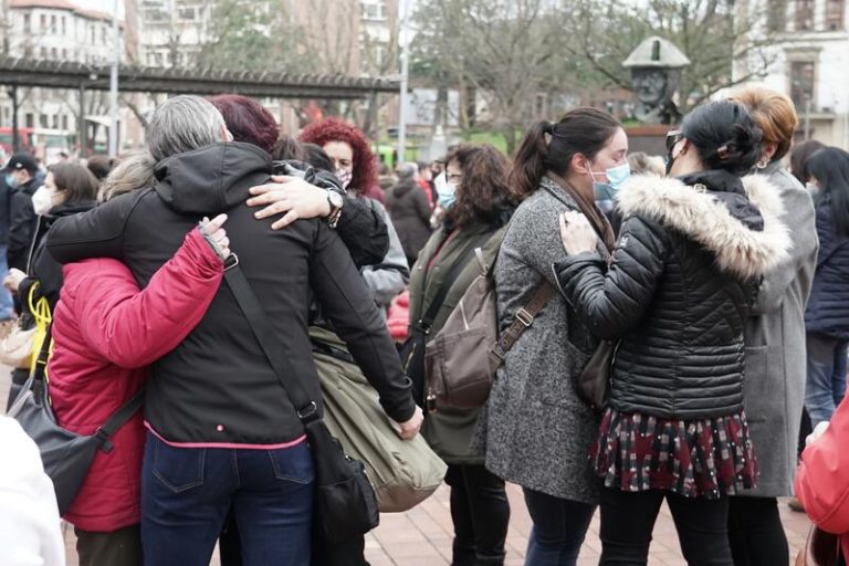 Cientos de personas rechazan en Sestao y Barakaldo el asesinato de una mujer