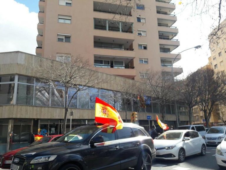 Unos 120 vehículos participan en una marcha en Palma para pedir las dimisiones de Armengol y Sánchez