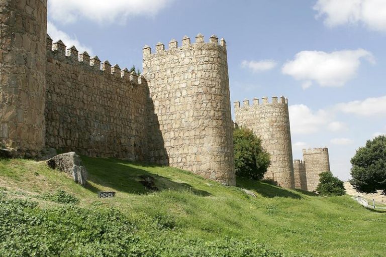Ávila reabre al público su muralla tras el levantamiento del cierre perimetral
