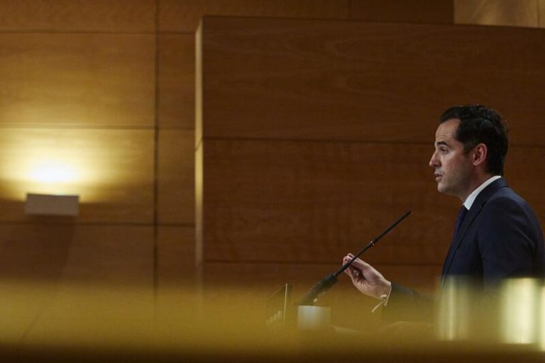 Aguado apremia al Gobierno a negociar más vacunas para España