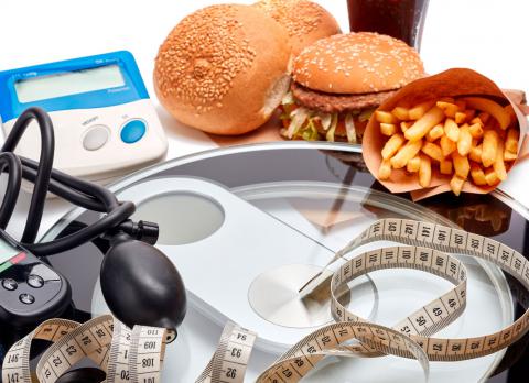 Alimentos que debemos reducir su consumo para evitar sufrir de presión arterial alta