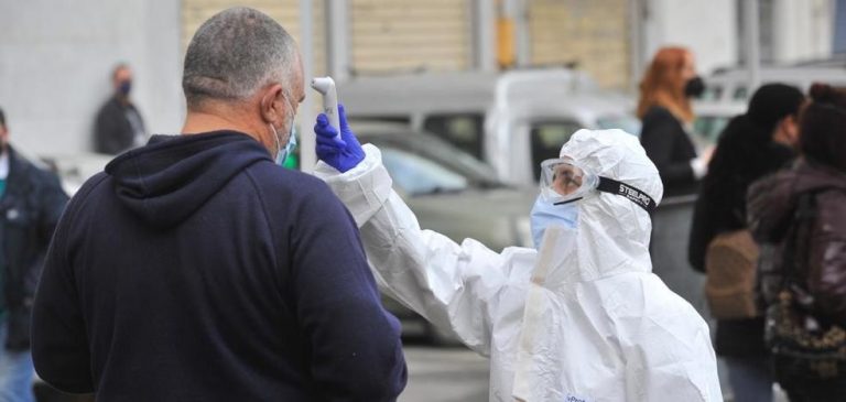 Andalucía suma 972 casos, menor cifra diaria en mes y medio y 113 muertos