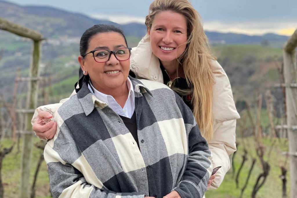 Anne Igartiburu: el triste problema que rige la vida y por el que lleva más de 10 años de terapia 105 Anne Igartiburu y María del Monte en "Dos parejas y un destino"