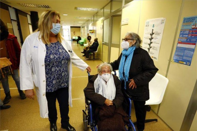 Aragón amplía las salidas y visitas de los residenciados que están vacunados