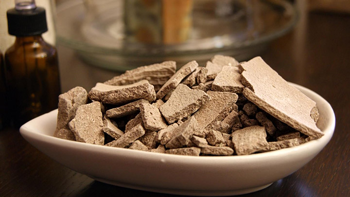 Arcilla Ghassoul para librar tu pelo de la grasa