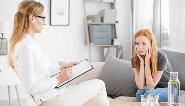 Cómo superar el miedo a las agujas 2 Asiste a terapia psicológica para superar el miedo a las agujas