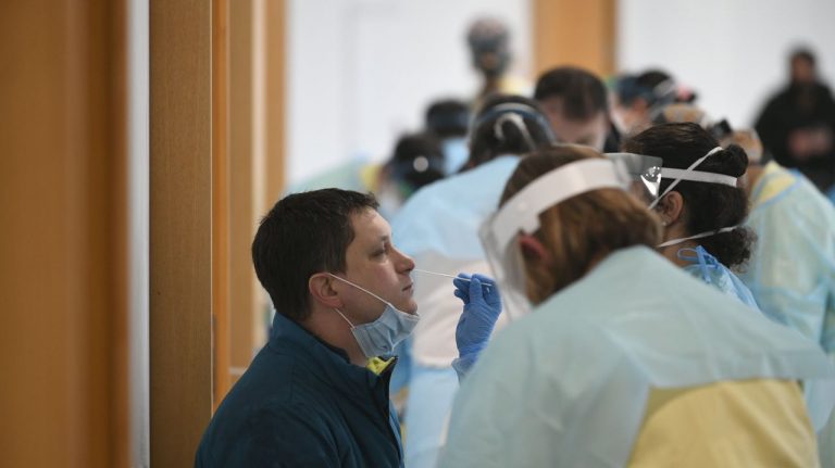 Bajan los casos activos en Galicia y sigue en descenso la presión asistencial